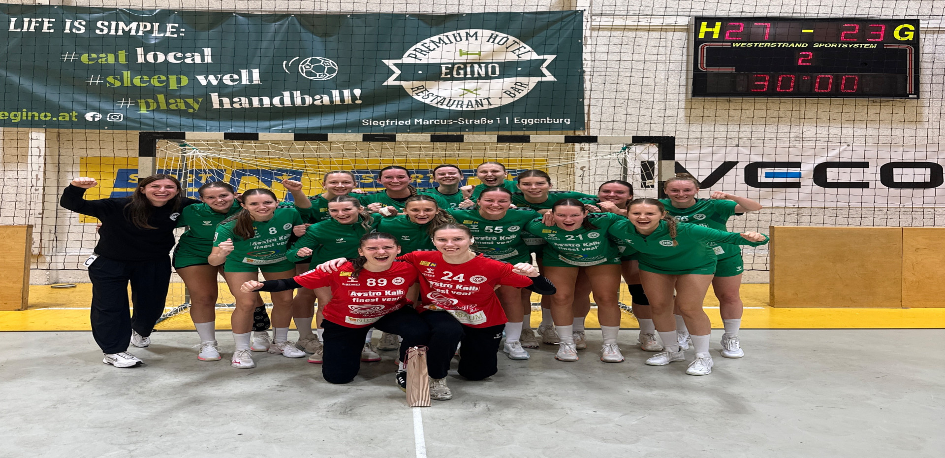 Handballteam feiert Sieg in Eggenburg mit Jubel und Siegesanzeige.