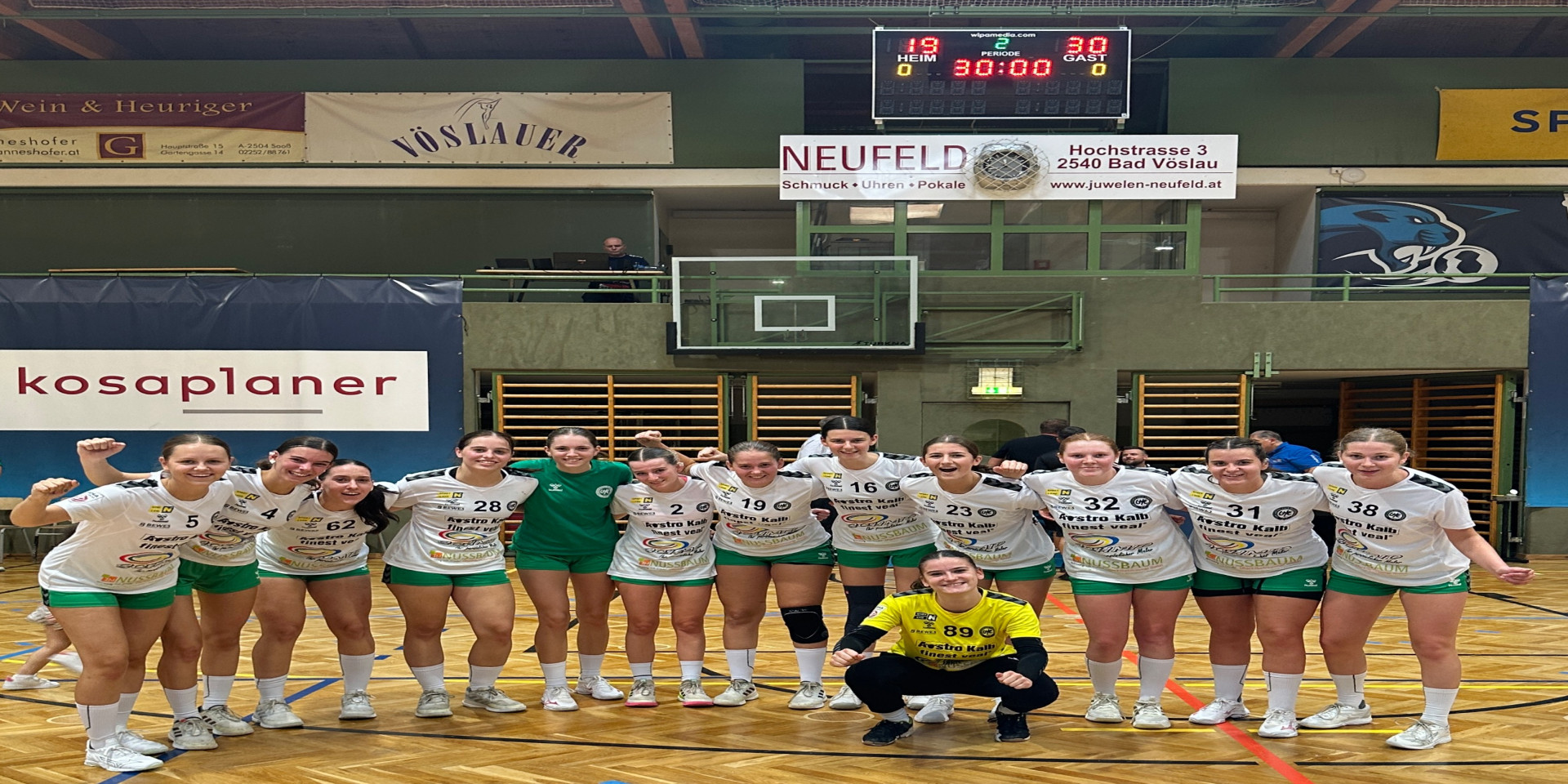 Handballteam Bad Vöslau feiert Sieg in der Sporthalle Bad Vöslau.